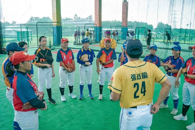 中信盃黑豹旗近兩年參與賽事的女性球員及教練人數皆逾百人，帶動臺灣青棒女力成為矚目焦點。中信銀行提供