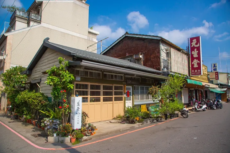 位於嘉義東區的老屋，在髮型設計師Karen與團隊的改造下，變身成為嘉義最獨特的髮藝空間。S.H.攝