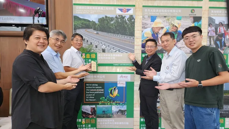 交通部公路局南區養護工程分局榮獲金級獎。公路局提供