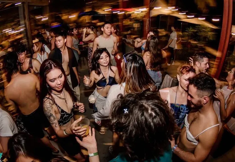 旗津沙灘吧7月20日舉辦「比基尼暢飲活動」。觀光局提供