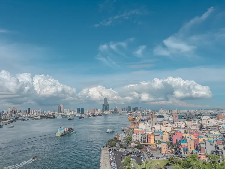 從高雄燈塔可俯瞰高雄港與風箏的壯麗風景，遠眺色彩繽紛的旗津街區彩色街屋。觀光局提供
