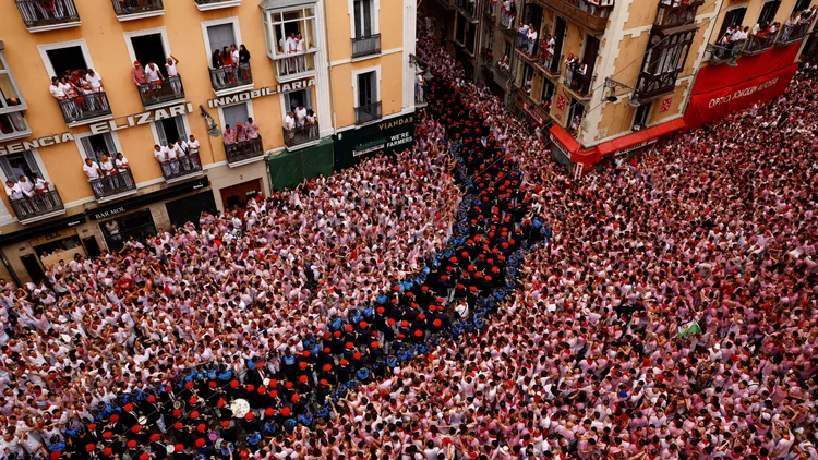 破萬人擠爆潘普洛納的市政廣場。路透社
