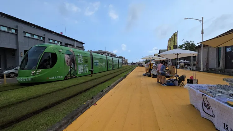 高雄市文化局要求攤商要與軌道保持安全距離。民眾提供