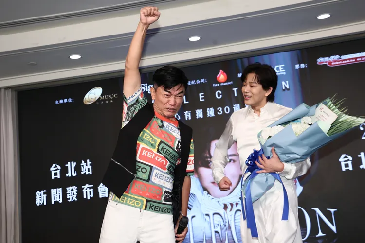 吳宗憲模仿川普中槍的照片。彭欣偉攝