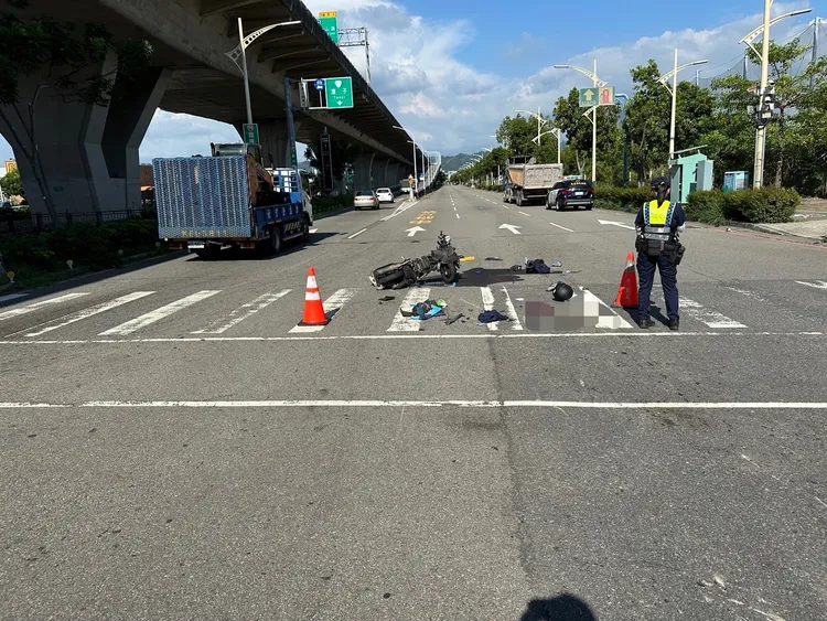 砂石車疑闖紅燈釀禍。民眾提供