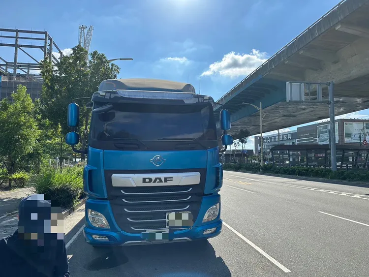 砂石車陳姓女駕駛（左下）疑闖紅燈肇禍。民眾提供