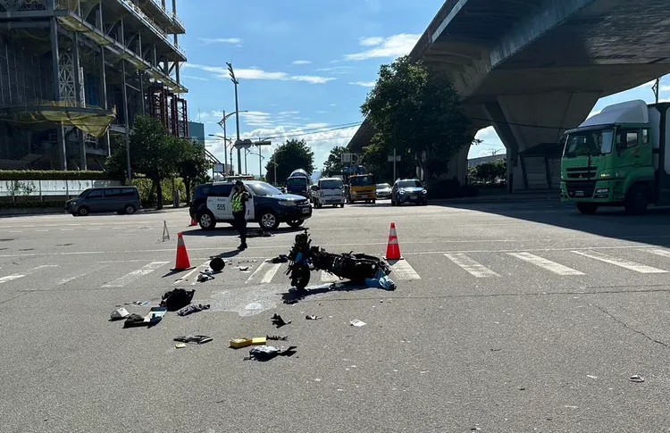 機車零件四散。民眾提供