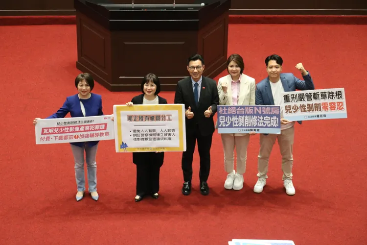 國民黨立委陳菁徽，在議場內持手板。陳菁徽提供