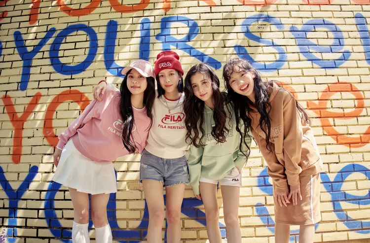 幻藍小熊換上甜酷風格的早秋系列服飾。品牌提供