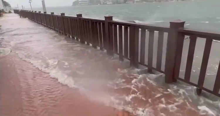 旗津港附近海水倒灌。民眾提供