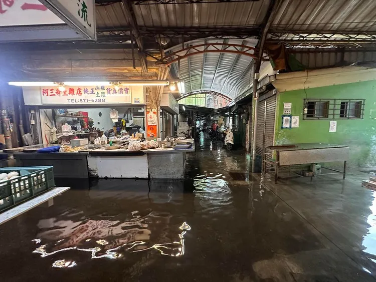 旗津淹水，攤販也受到影響。民眾提供