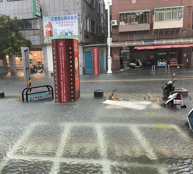 旗津市區出現淹水情形。翻攝「旗津咱們的故鄉」臉書