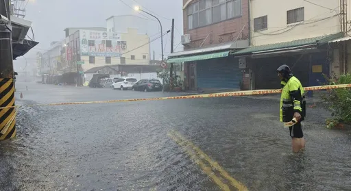 旗津天文大潮+強颱凱米威脅 海水倒灌水淹膝蓋、道路封鎖