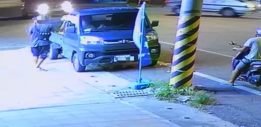 花蓮大膽偷菸賊!逗弄車內毛孩再行竊 見女警猛打招呼這下慘了