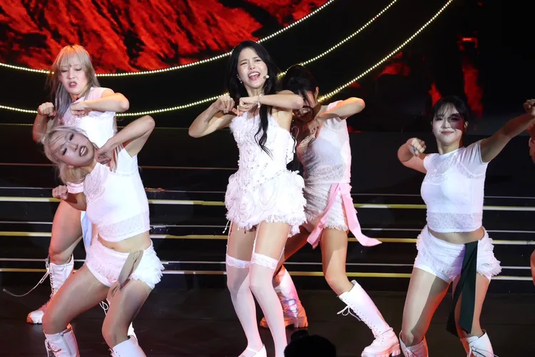 頌樂喜收粉絲準備的超大鑽戒氣球。莊宗達攝