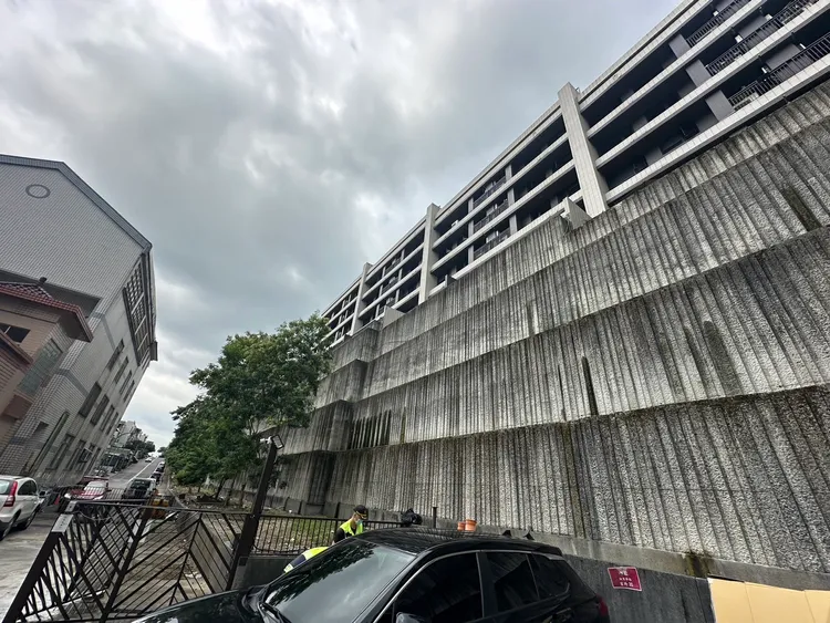 鄭男本打算沿遮雨棚逃逸，但失足墜樓。警方提供