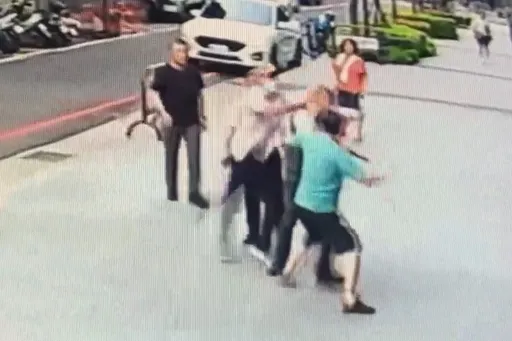 投訴|長期臨停黃線擋社區出入口 保全勸阻被K頭畫面曝光!兇悍父子檔慘了