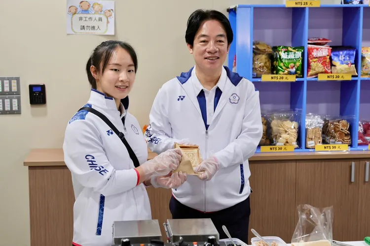 總統賴清德在市長陳其邁陪同下至高雄國家運動訓練中心，關心本屆奧運代表團訓練情形。市府提供