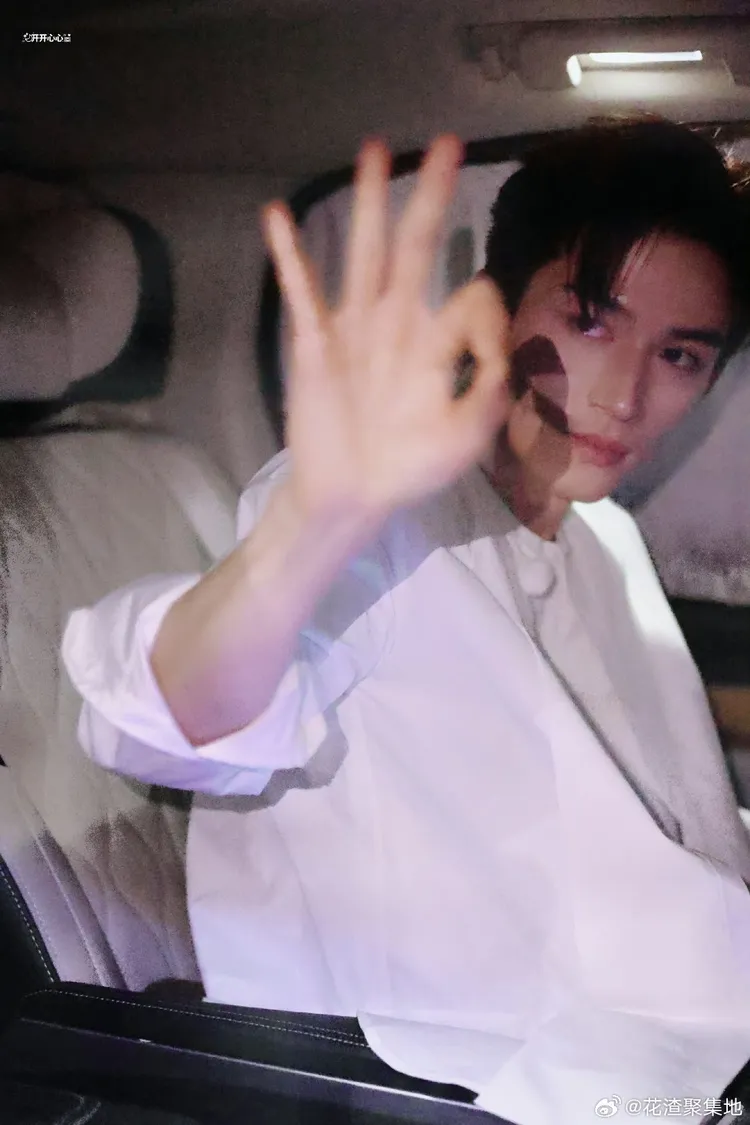 王星越見到粉絲比出OK手勢，但眼眶很紅。翻攝花渣聚集地微博