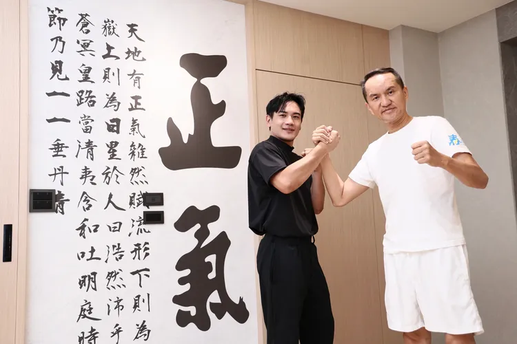 常如山（右）與青柳克明交流泰拳。彭欣偉攝