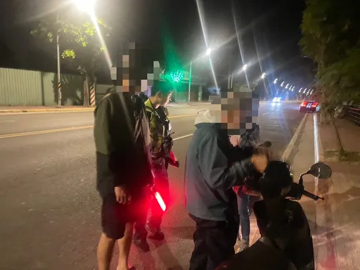 桃園翁騎車左右搖晃好危險 不是酒駕!警攔查發現竟是這原因