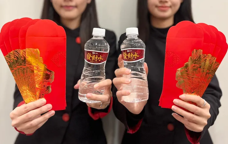 有不少銀行過年後也會準備發財水，給用戶取用當錢母。業者提供