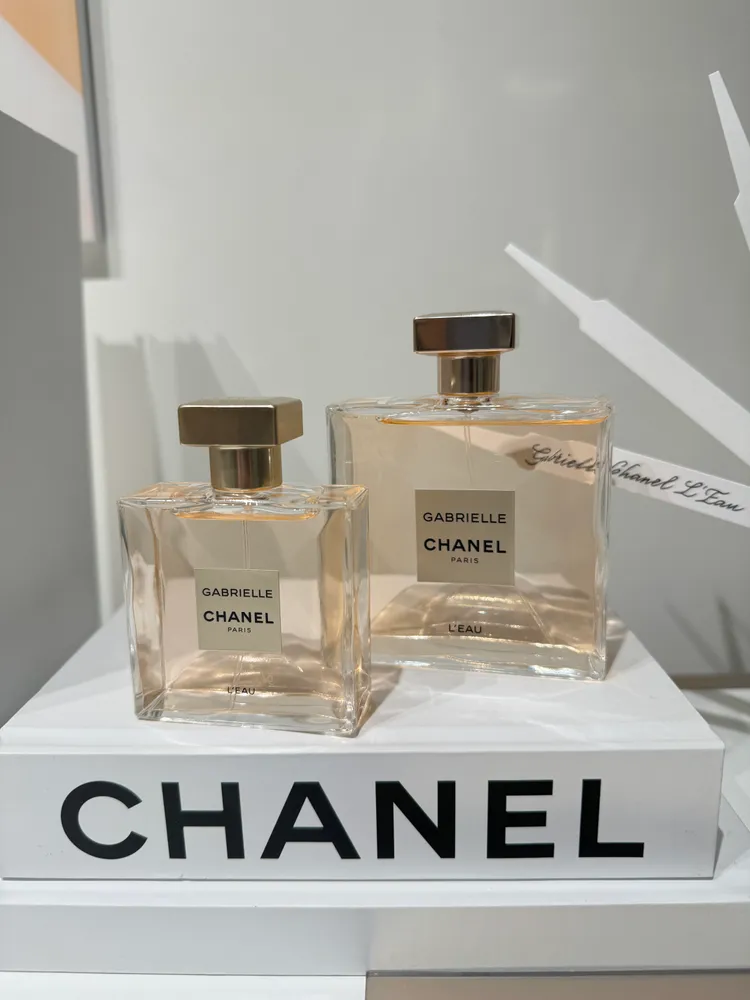香奈兒嘉柏麗水漾香氛擁有玫瑰金米色調的高級感包裝。張家玲攝