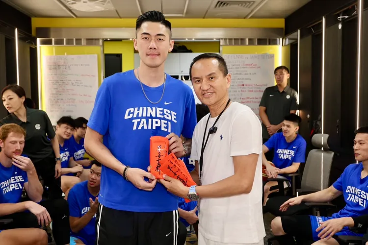 常如山發獎金給中華隊老將劉錚。 