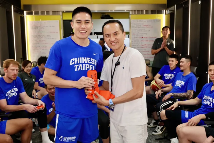 常如山鼓勵本屆瓊斯盃表現出色的陳盈駿。   