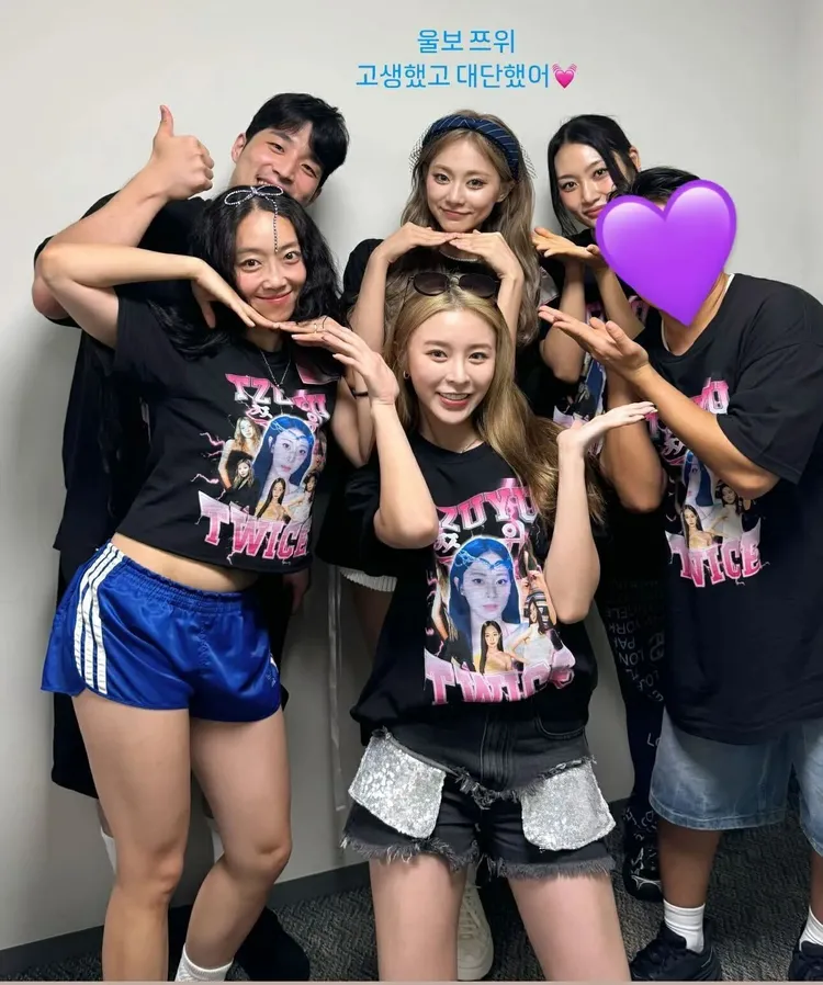 子瑜（後排中）開心見到Elkie（前排中）等親友團穿著自製的子瑜應援T前來捧場。翻攝chongtingyanelkie IG