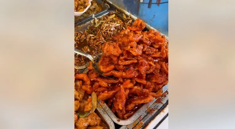 鍋包肉就是中國盒飯自助餐常出現的一道菜色。翻攝自臉書