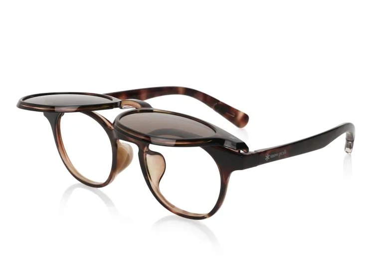 ▲ 除了前掛式鏡片，Flip Up上掀式鏡片設計讓你活動時更方便，四種款式供挑選。/全店鋪販售 : NT$4980