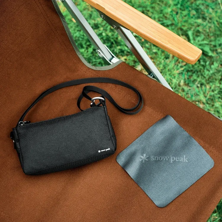 ▲ 買JINS x Snow Peak聯名款眼鏡，再加碼送Snow Peak LOGO的專屬配件。