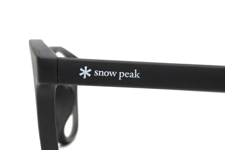▲ 鏡架側面有與Snow Peak聯名款字樣，戴著露營超有面子。