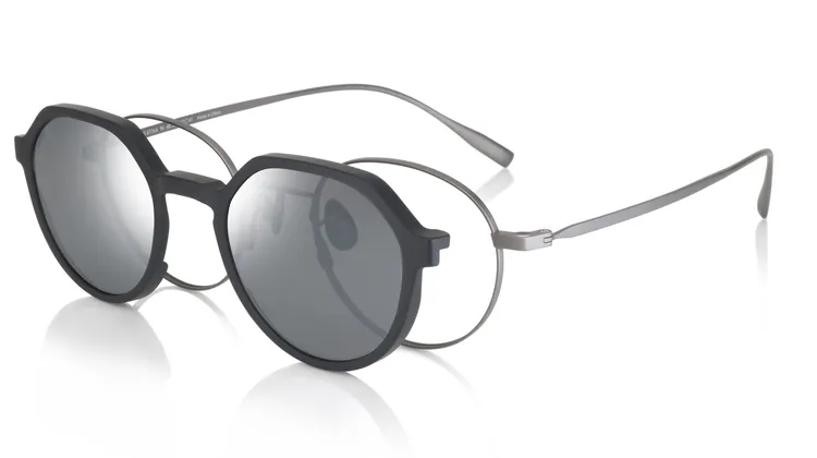 ▲ JINS×Snow Peak【鈦金屬材質Switch款式】有槍鐵灰跟銀色2種款式，一鏡兩用，配戴起來舒適有型。/全店鋪販售 : NT$5980