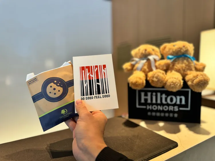 明信片表情達意，巧克力餅乾飄香千里。業者提供