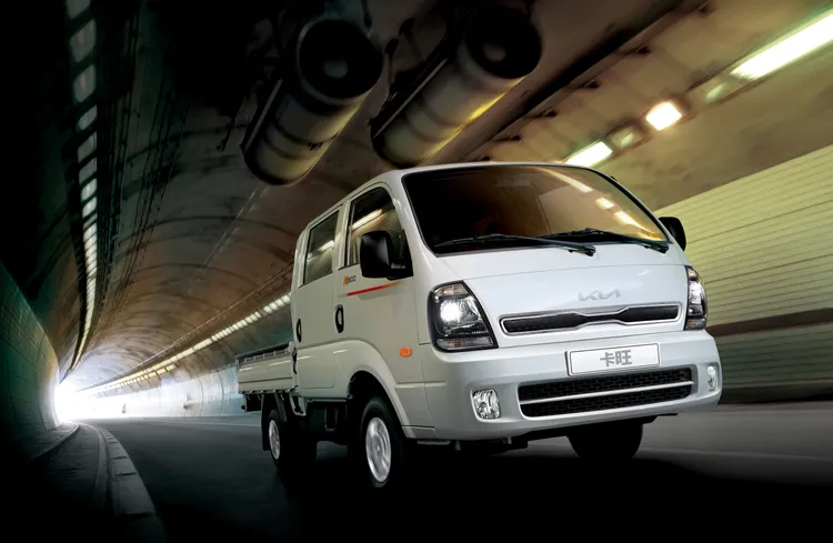 Kia中型商用車卡旺K2500全面進化，外觀上全車系升級直列四合一頭燈(含日行燈功能)。業者提供