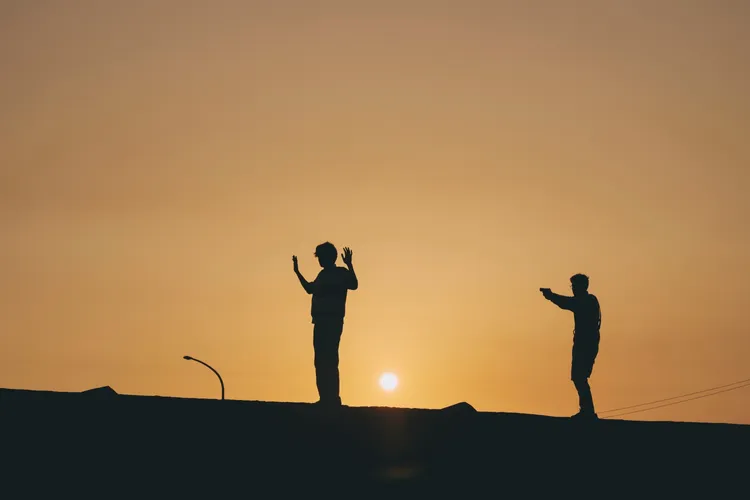 周予天（右）循線找到逃亡綁匪林鶴軒，他持槍指著對方卻遲疑不下手。抓馬文化提供