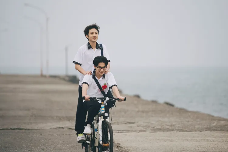 《塑膠花》最新集數將揭露菜鳥警察小陳和綁匪阿弟仔年輕時期的故事。抓馬文化提供