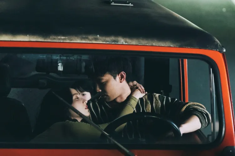 張寗（左）和鄒承恩在《塑膠花》有不少對手戲。抓馬文化提供