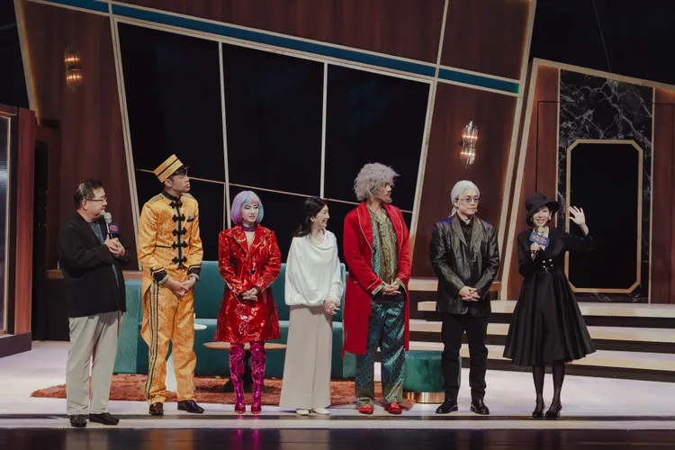 《穿越門中門》劇中演員一同排練。果陀劇場提供