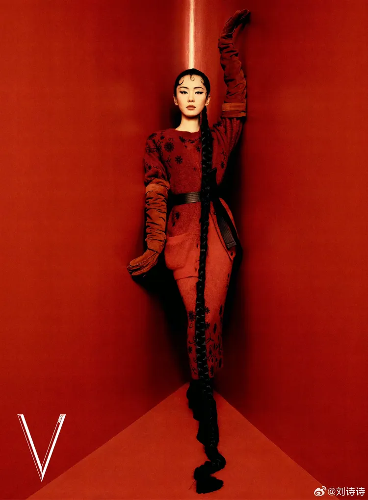 劉詩詩頂著超長辮髮造型。翻攝劉詩詩微博