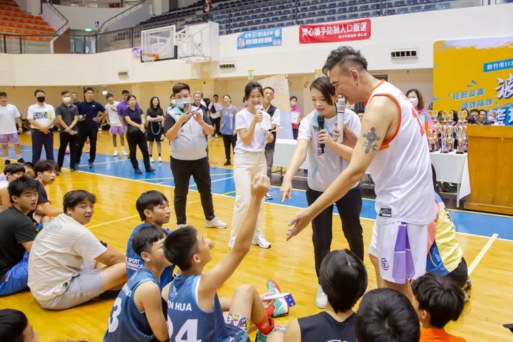 高虹安及球員與現場參賽選手進行有獎徵答互動。新竹市府提供