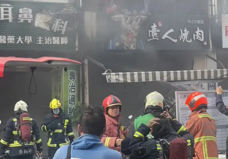 台中燒肉店大火警消出動救援。翻攝照片