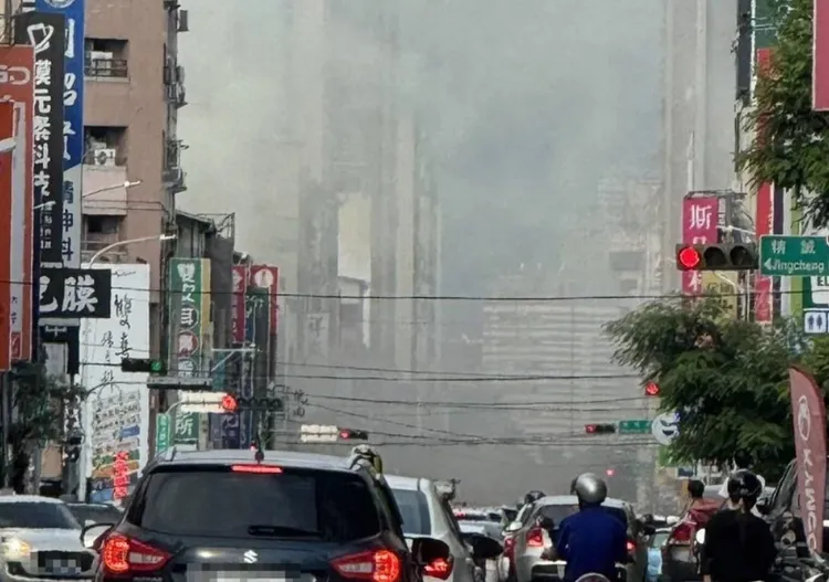 台中燒肉店大火煙霧瀰漫周邊街道。翻攝照片
