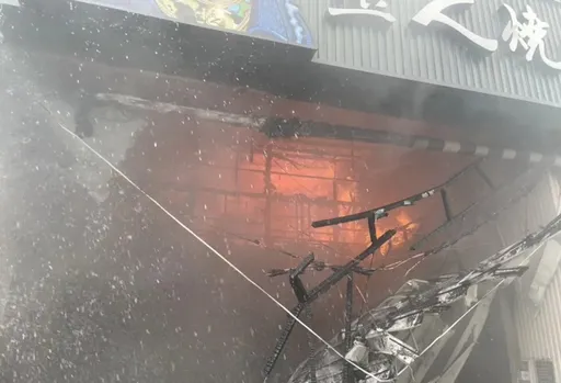 有爆炸聲！疑電線走火　台中燒肉店大火2員工命危　消防員熱到險昏厥