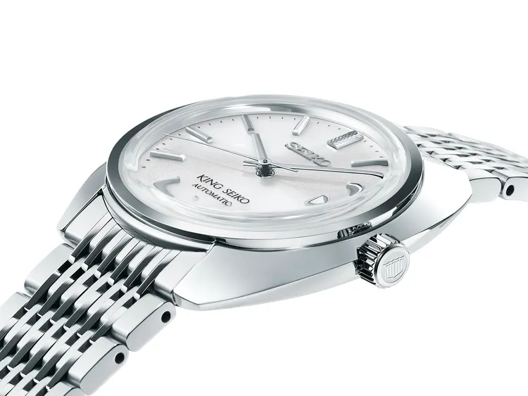 錶款配有短組合鍊節的多排錶鍊。品牌提供