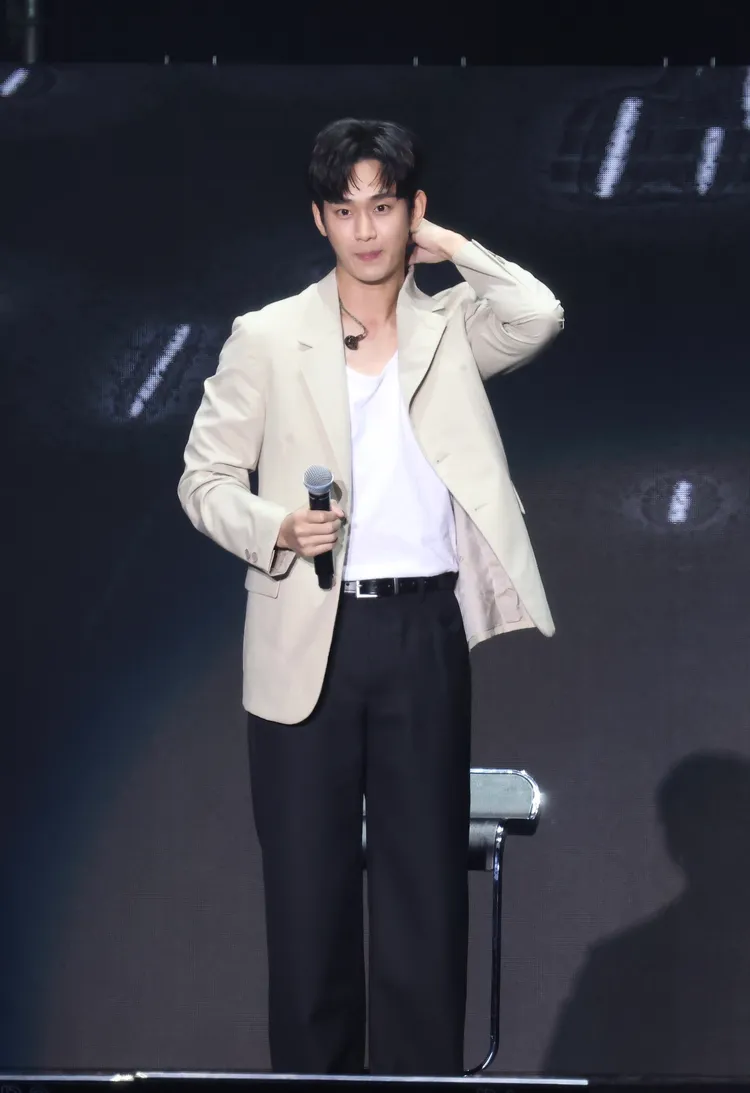 金秀賢唱到一半，有粉絲突然衝上台前，遞上薰衣草，他提醒「不能這樣」。彭欣偉攝