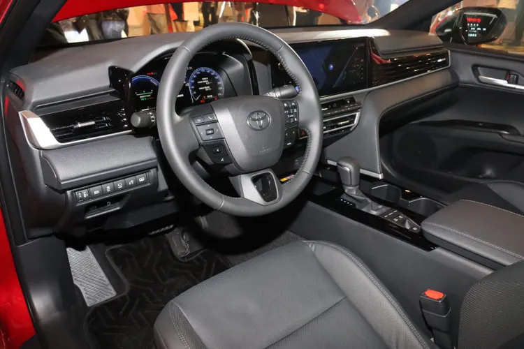 Camry全新內裝以大量水平線條設計打造寬闊視覺感受，其中油電旗艦版更搭載E-Mirror、12.3吋全彩數位儀錶板、後座電動調整座椅等。林浩昇攝