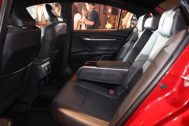 Camry油電旗艦版後座電動調整座椅更配有智慧中控面板，可獨立調整後座空調溫度、座椅傾斜角度等功能。林浩昇攝